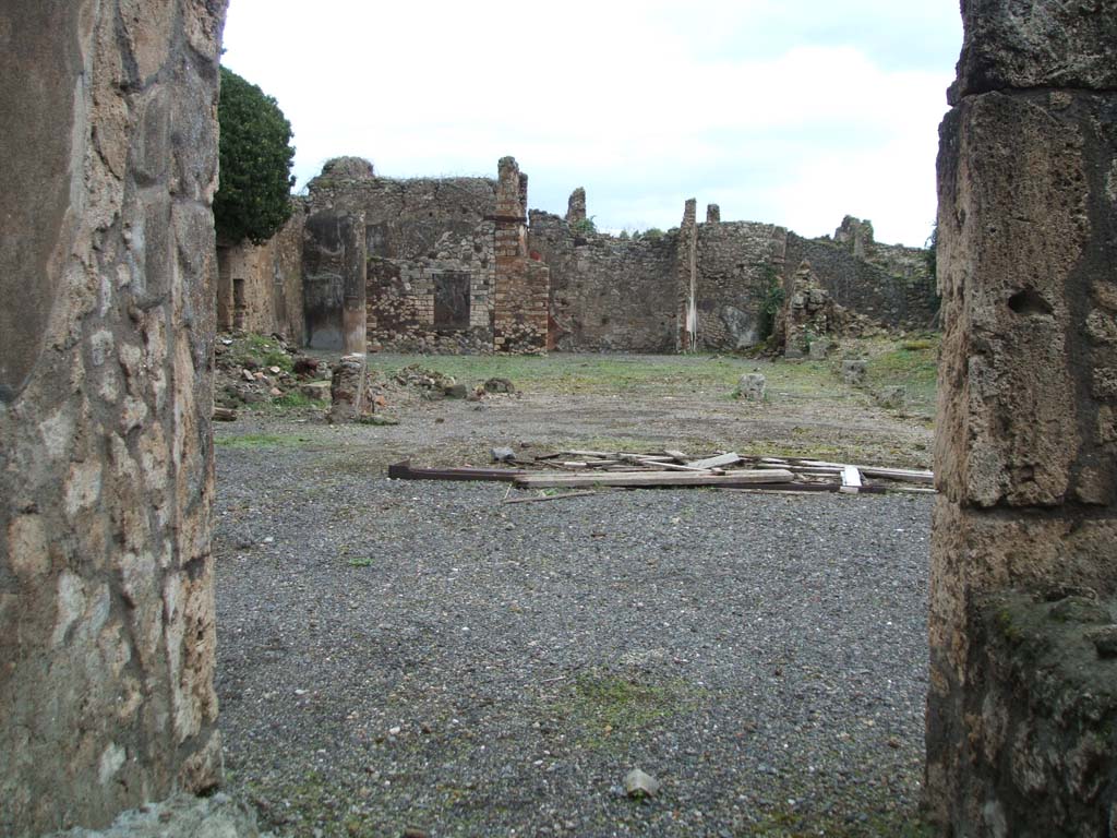 VI.14.38 Pompeii. December 2004. Looking east from entrance corridor.