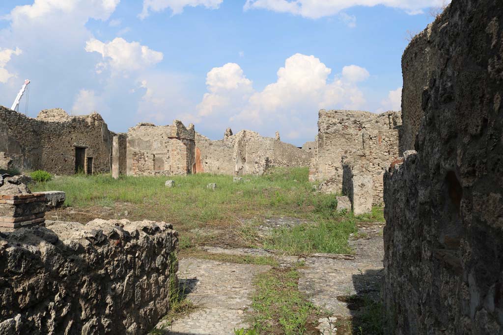 VI.14.39 Pompeii. December 2018. Looking east from entrance corridor towards atrium. Photo courtesy of Aude Durand.