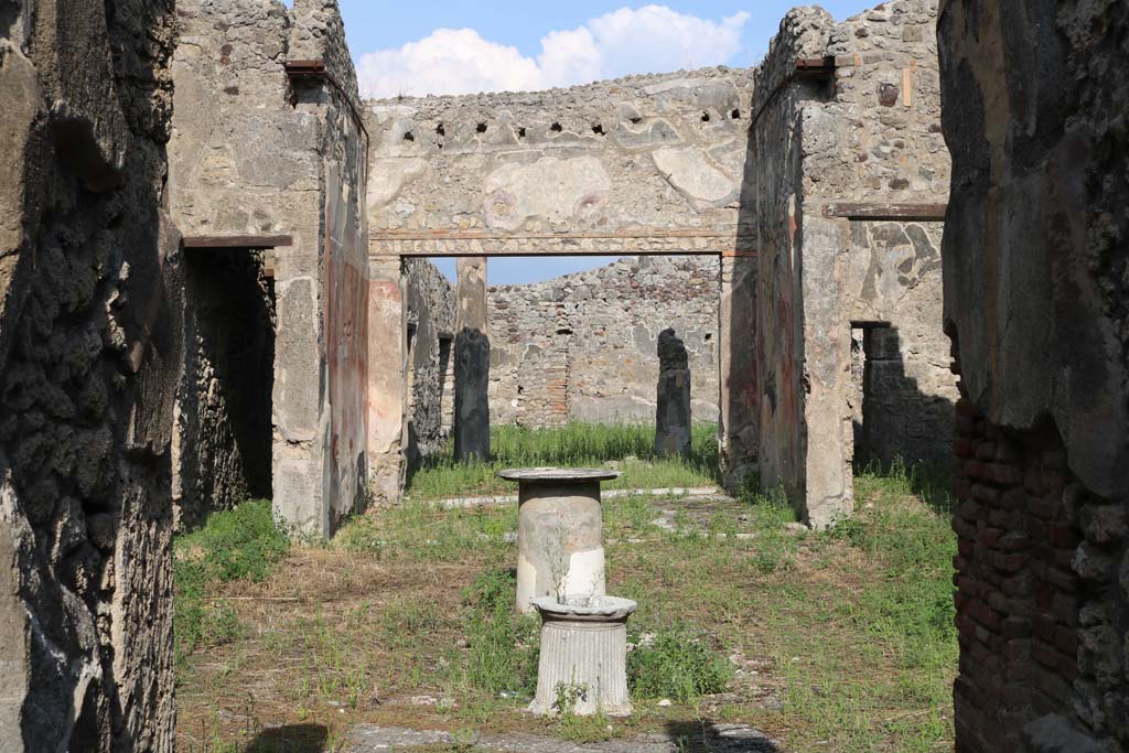 VI.14.40 Pompeii. December 2018. Looking east across atrium from entrance corridor. Photo courtesy of Aude Durand.