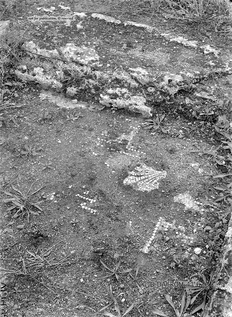 VI.14.40 Pompeii. Pre-1938. Impluvium in atrium.
See Pernice, E. 1938. Pavimente und Figürliche Mosaiken: Die Hellenistische Kunst in Pompeji, Band VI. Berlin: de Gruyter, Taf. 16,1.
According to PPM –
The impluvium was faced with cocciopesto, the base was decorated by meanders in white tesserae, and in the four corners, by palmettes.
The edge was in cocciopesto with decorations outlined in white tesserae, which were then covered by the flooring of lavapesto.
See Carratelli, G. P., 1990-2003. Pompei: Pitture e Mosaici. Vol. V. Roma: Istituto della enciclopedia italiana, (p. 393).
