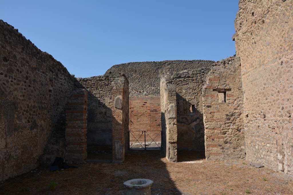 VI.14.40 Pompeii. September 2019.
Looking west across atrium towards entrance doorway, with doorway to a cubiculum on either side.
Foto Annette Haug, ERC Grant 681269 DÉCOR