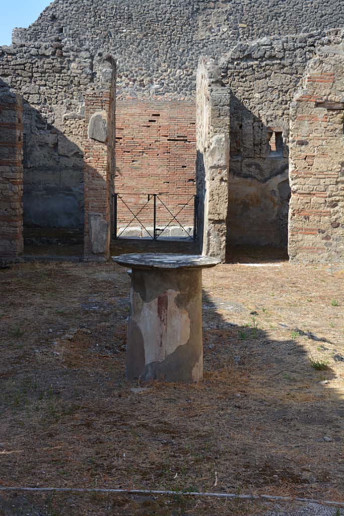 VI.14.40 Pompeii. September 2019. Looking west across atrium towards entrance doorway.
Foto Annette Haug, ERC Grant 681269 DÉCOR