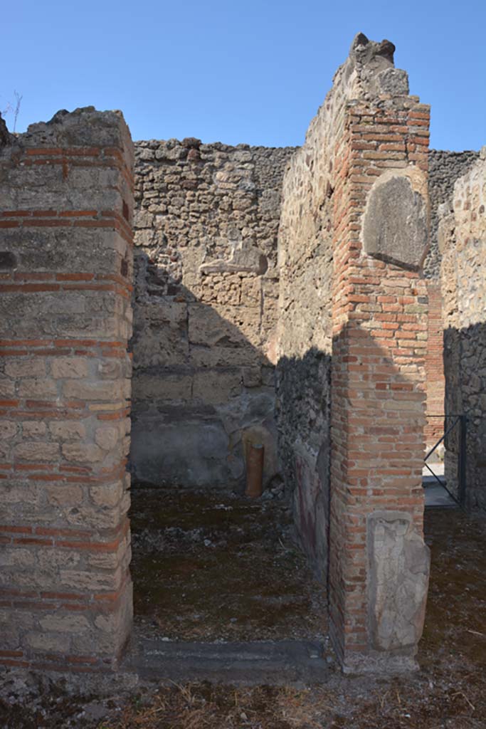 VI.14.40 Pompeii. September 2019.
Doorway to cubiculum on south side of entrance corridor.
Foto Annette Haug, ERC Grant 681269 DÉCOR
