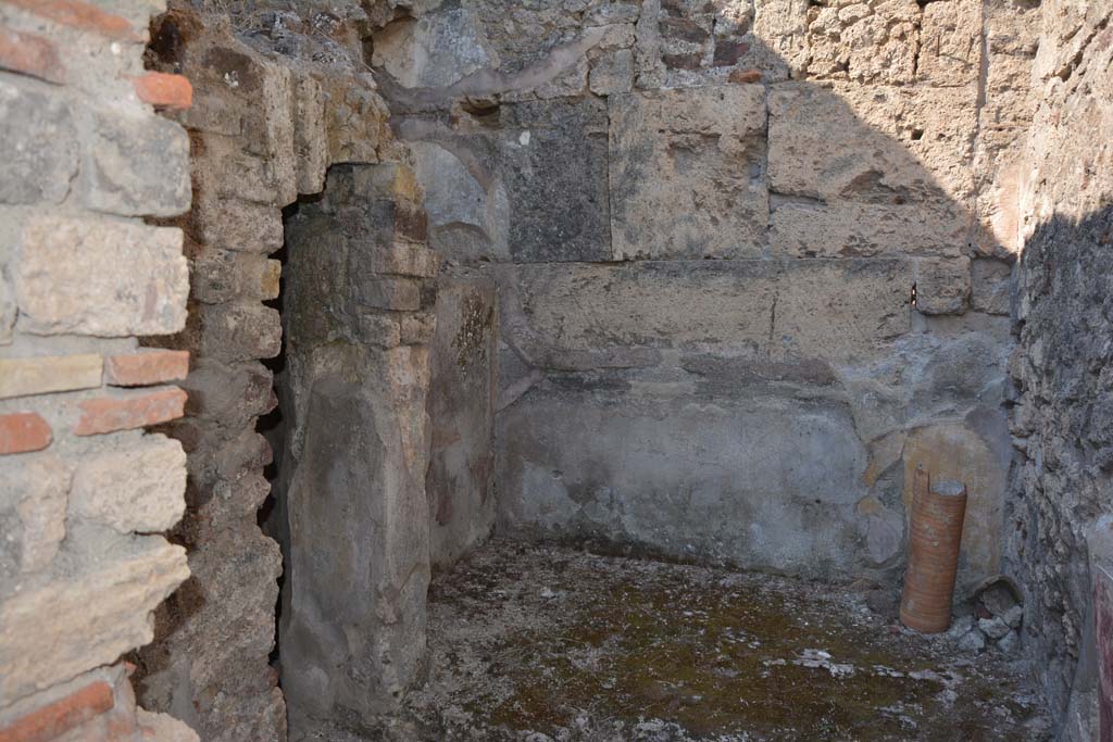 VI.14.40 Pompeii. September 2019.
Looking west towards alcove in cubiculum, with flooring of cocciopesto scattered white limestone flakes.
Foto Annette Haug, ERC Grant 681269 DÉCOR