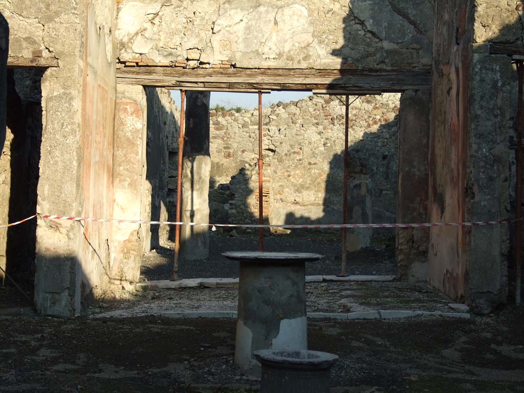 VI.14.40 Pompeii. December 2007. Looking east towards tablinum from atrium.