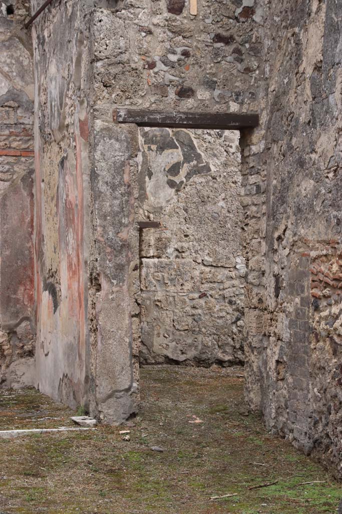 VI.14.40 Pompeii. October 2020.
Looking towards south wall of tablinum and doorway to oecus. Photo courtesy of Klaus Heese.