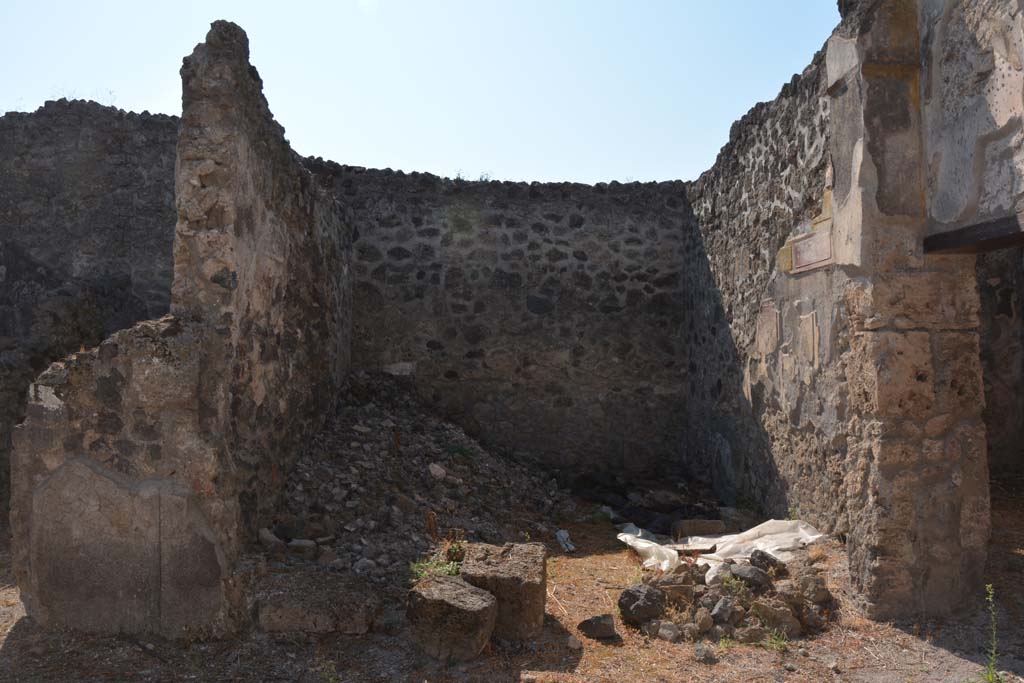 VI.14.40 Pompeii. September 2019. Looking towards exedra on south side of peristyle.
Foto Annette Haug, ERC Grant 681269 DÉCOR