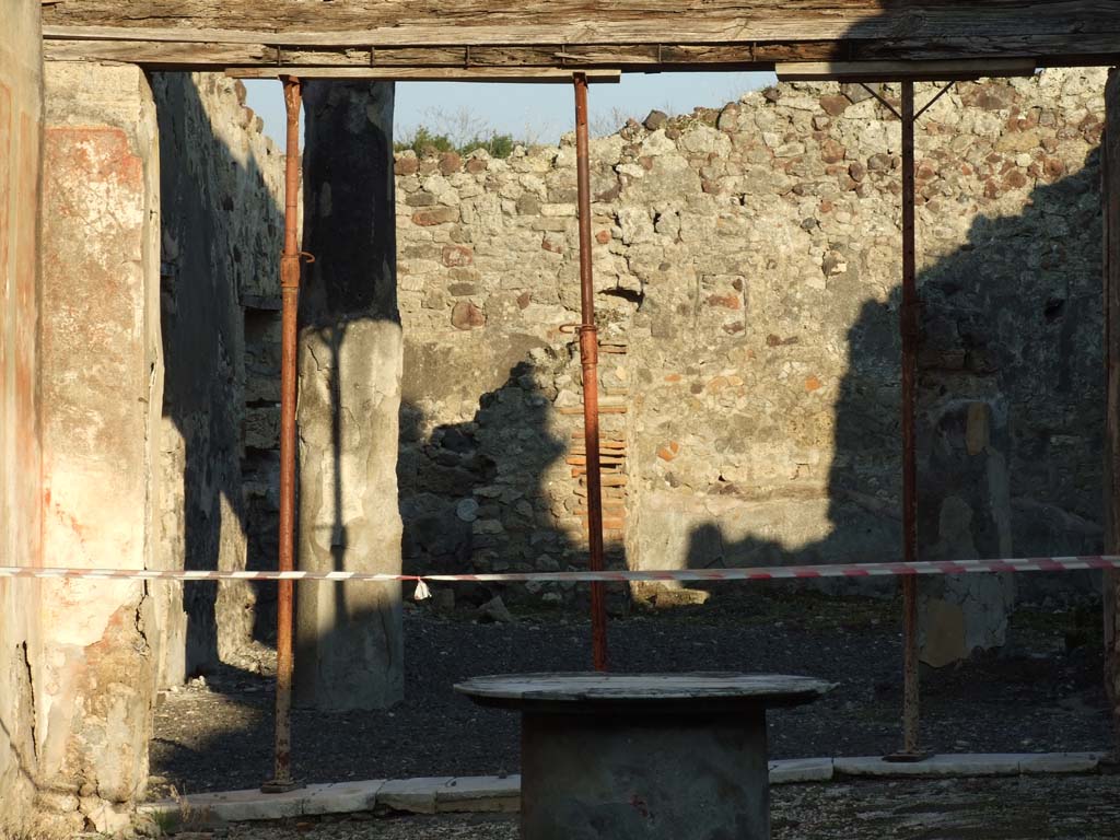 VI.14.40 Pompeii. December 2007. Peristyle on east side of tablinum.
According to Jashemski, the peristyle garden at the rear of the tablinum was visible from the entrance doorway.
It was enclosed on most of the north and part of the south sides by narrow passageways.
On the west side by a wide portico supported by two stuccoed columns, yellow to a height of I.86m, red above.
The side passages were covered by overhanging roofs from the adjacent rooms.
The triclinium on the left had a large window looking into the garden.
On the right of the garden, a statuette of a small boy holding a little dog, was found.
The front legs of the dog were missing, as were also the legs of the boy from the knees down.
A rectangular base with a portion of the feet was found.
Now in Naples Archaeological Museum, inventory number 120511.
See Jashemski, W. F., 1993. The Gardens of Pompeii, Volume II: Appendices. New York: Caratzas. (p.151)