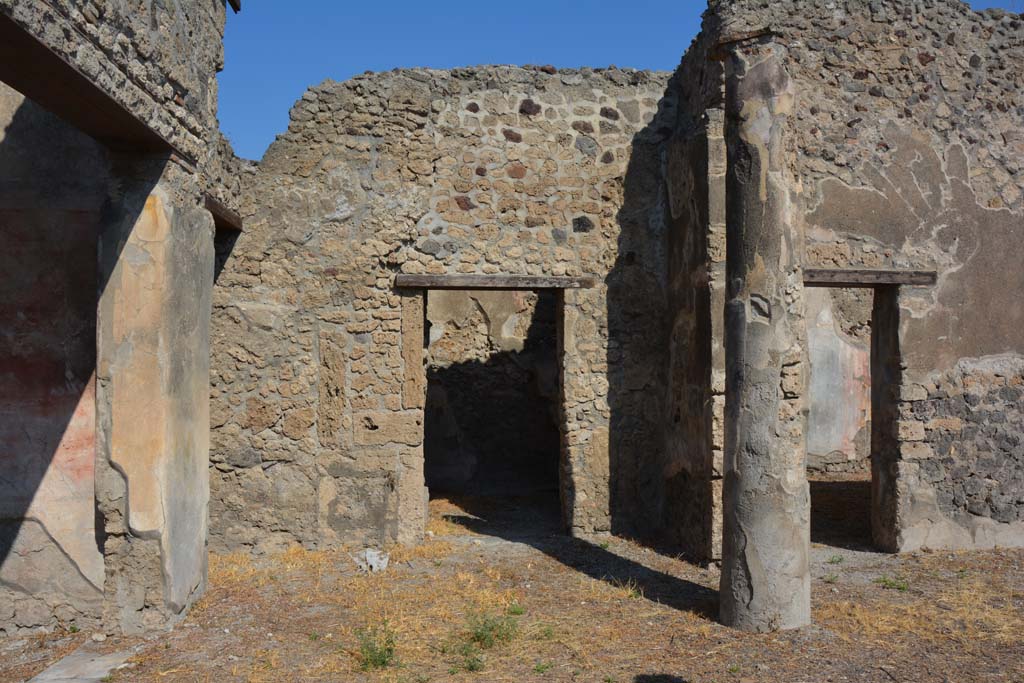 VI.14.40 Pompeii. September 2019.
Looking north across west portico towards doorways to room with vaulted ceiling, in centre and large triclinium, on right.
Foto Annette Haug, ERC Grant 681269 DÉCOR