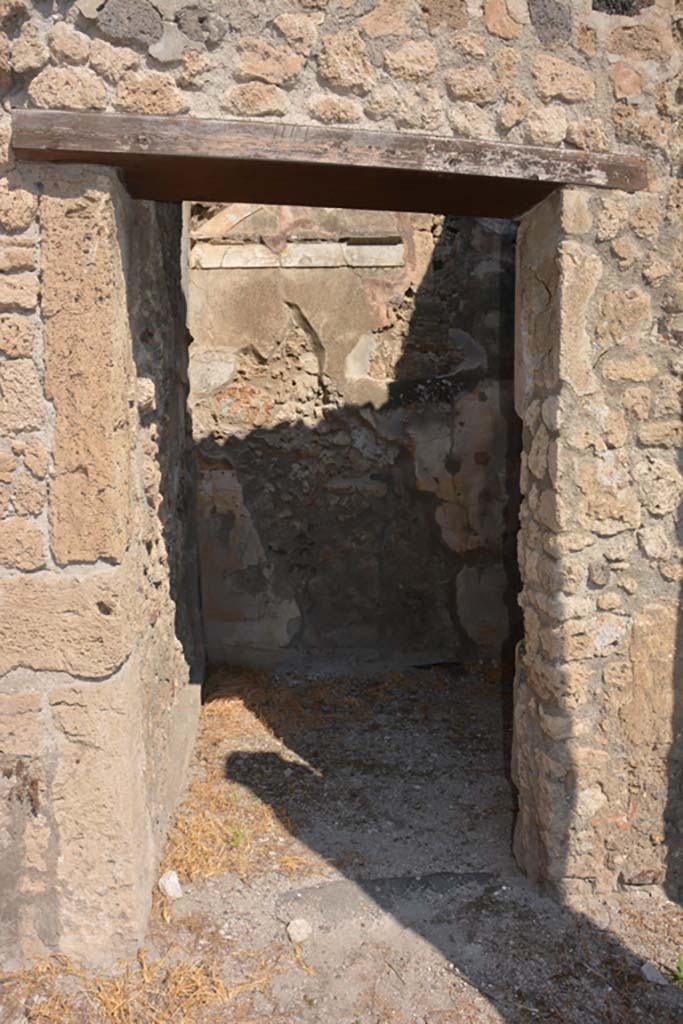 VI.14.40 Pompeii. September 2019. Looking north through doorway into room with vaulted ceiling.
Foto Annette Haug, ERC Grant 681269 DÉCOR