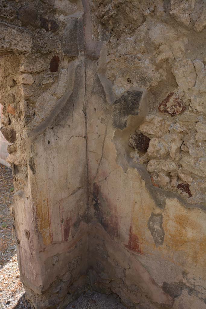 VI.14.40 Pompeii. September 2019. South-west corner with remaining painted decoration.
Foto Annette Haug, ERC Grant 681269 DÉCOR
According to PPM –
The zoccolo would have been painted yellow, the middle zone was purple, and the upper part would have been polychrome.
See Carratelli, G. P., 1990-2003. Pompei: Pitture e Mosaici. Vol. V. Roma: Istituto della enciclopedia italiana, (p.401).