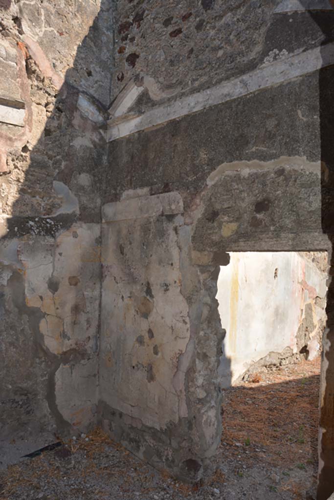 VI.14.40 Pompeii. September 2019.
North-east corner with east wall and doorway into large triclinium.
Foto Annette Haug, ERC Grant 681269 DÉCOR