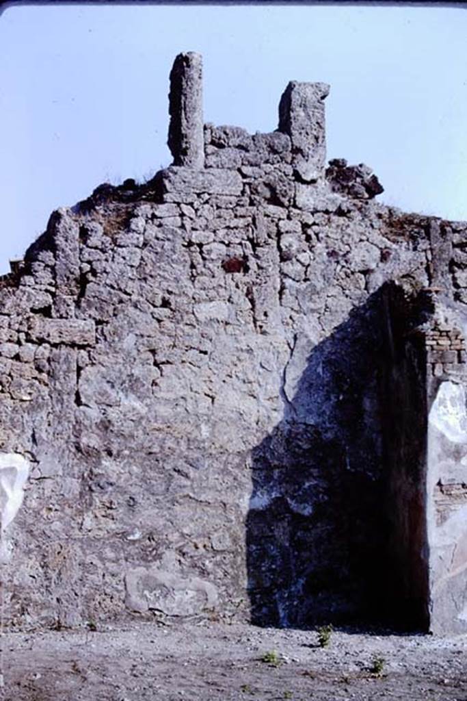 VI.14.42 Pompeii. 1966. Looking towards the south wall of the garden area. Photo by Stanley A. Jashemski.
Source: The Wilhelmina and Stanley A. Jashemski archive in the University of Maryland Library, Special Collections (See collection page) and made available under the Creative Commons Attribution-Non Commercial License v.4. See Licence and use details. J66f0248