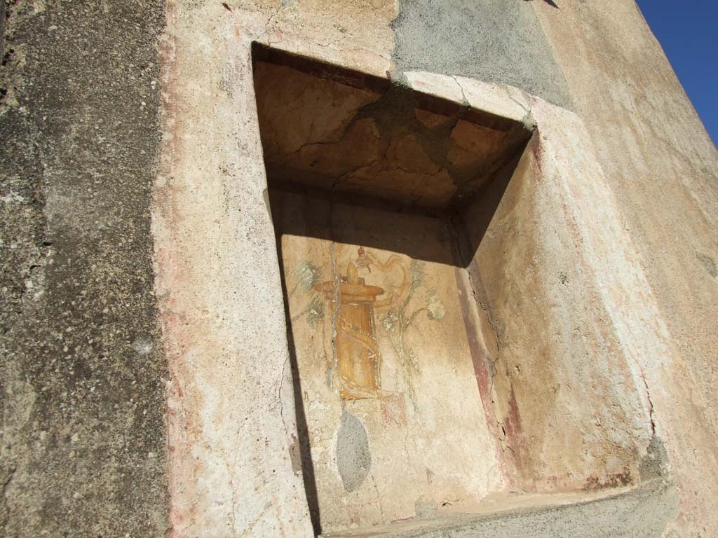 VI.14.43 Pompeii. December 2007. Niche with painted altar with plants and serpent.