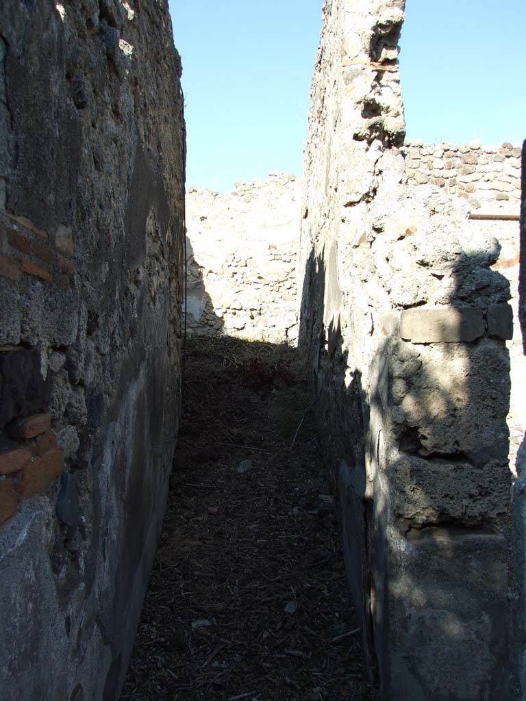 VI.14.43 Pompeii. December 2007. Corridor leading to room 17.