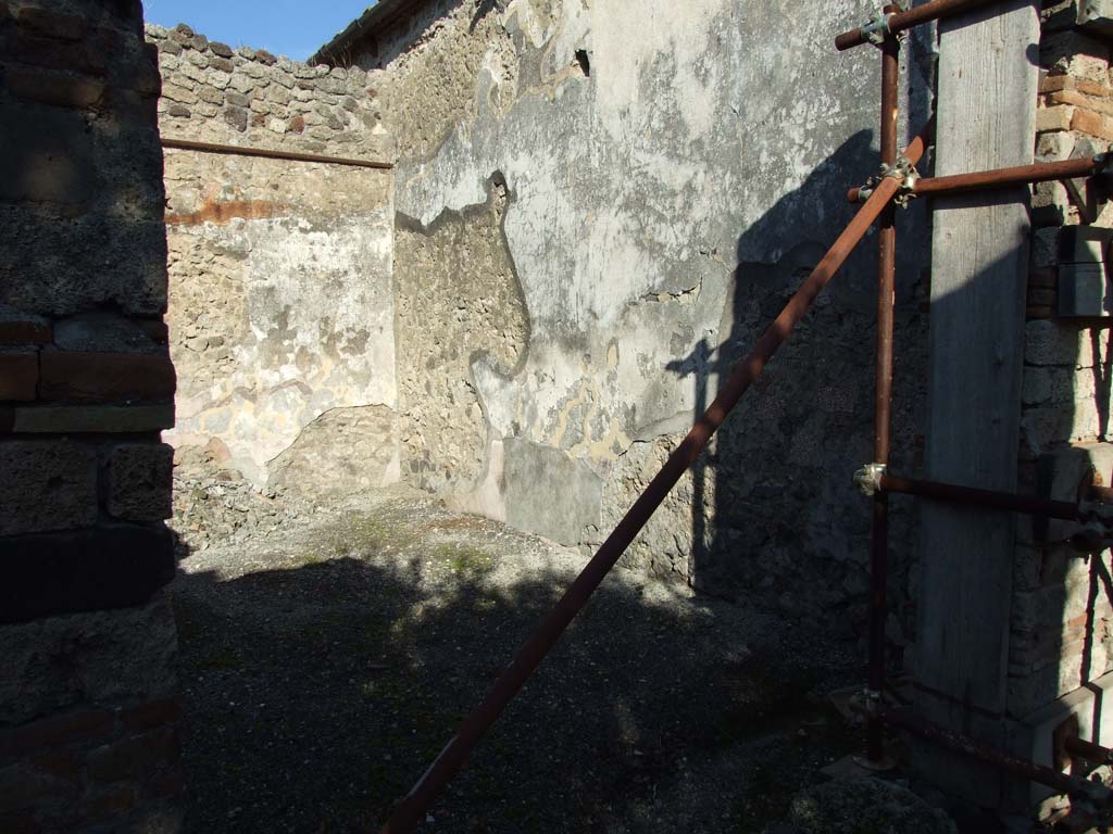 VI.14.43 Pompeii. December 2007. Room 18, exedra. Looking towards north-east corner.