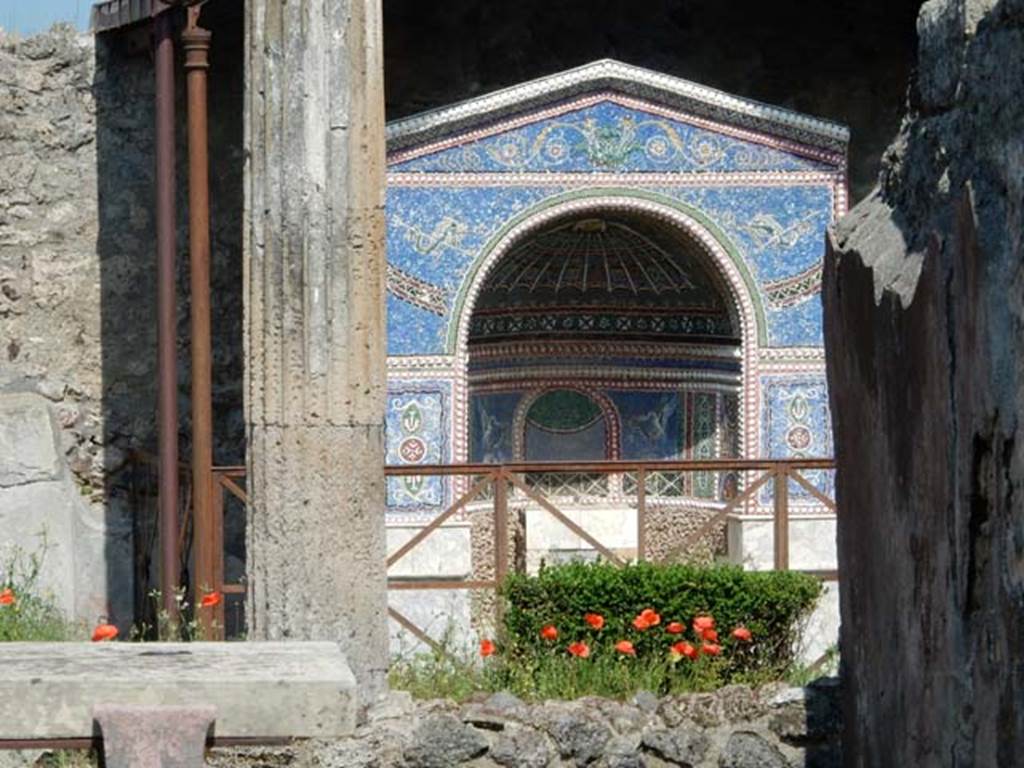 VI.14.43 Pompeii. May 2015. Room 14, looking towards fountain from entrance doorway. Photo courtesy of Buzz Ferebee.
