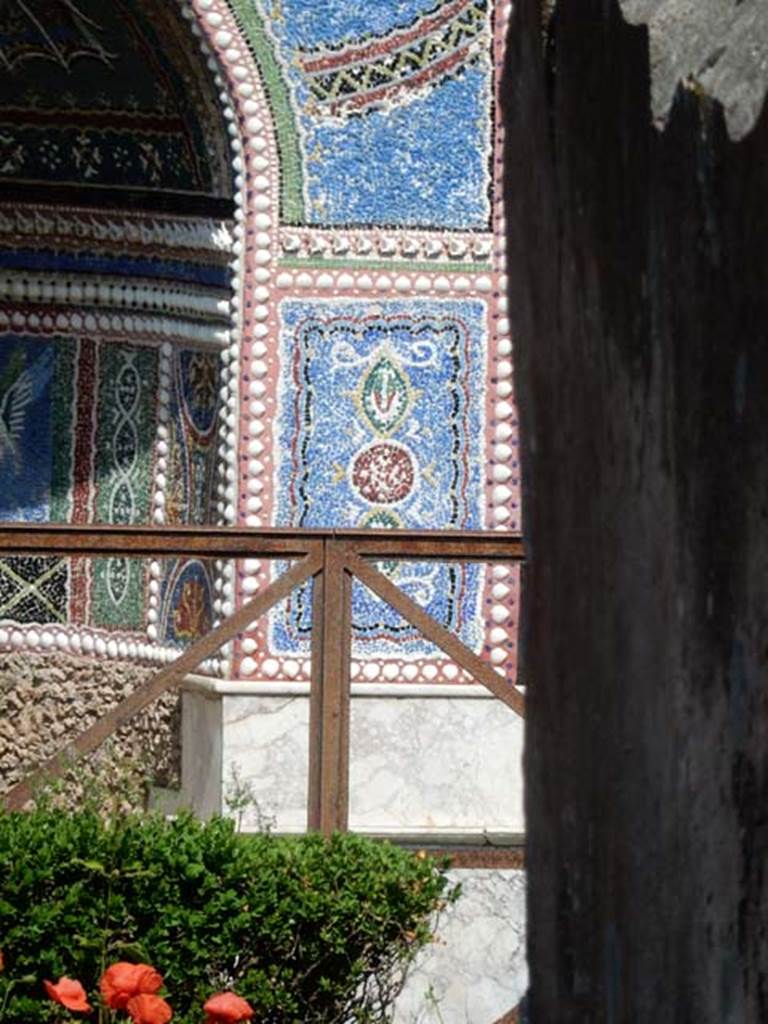 VI.14.43 Pompeii. May 2015. Room 14, detail of mosaic panel in fountain in garden area. Photo courtesy of Buzz Ferebee.