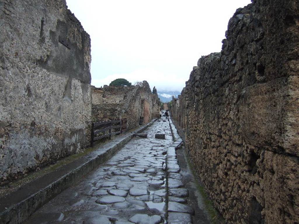 VI.13 Pompeii. December 2005. Vicolo dei Vettii, looking north. VI.14.44