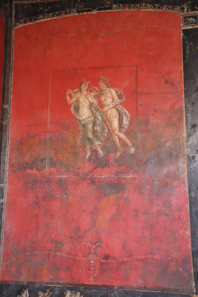 VI.15.1 Pompeii. October 2023.
West end of north wall, figures in middle of panel. Photo courtesy of Klaus Heese.