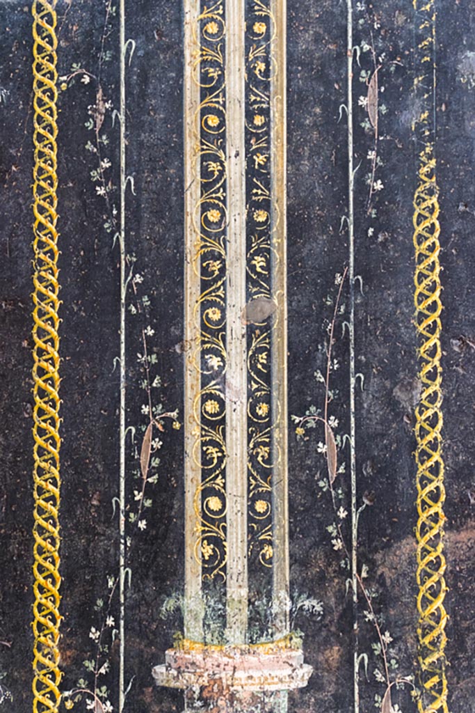 VI.15.1 Pompeii. August 2023.
Detail of painted decoration on east wall. Photo courtesy of Johannes Eber.