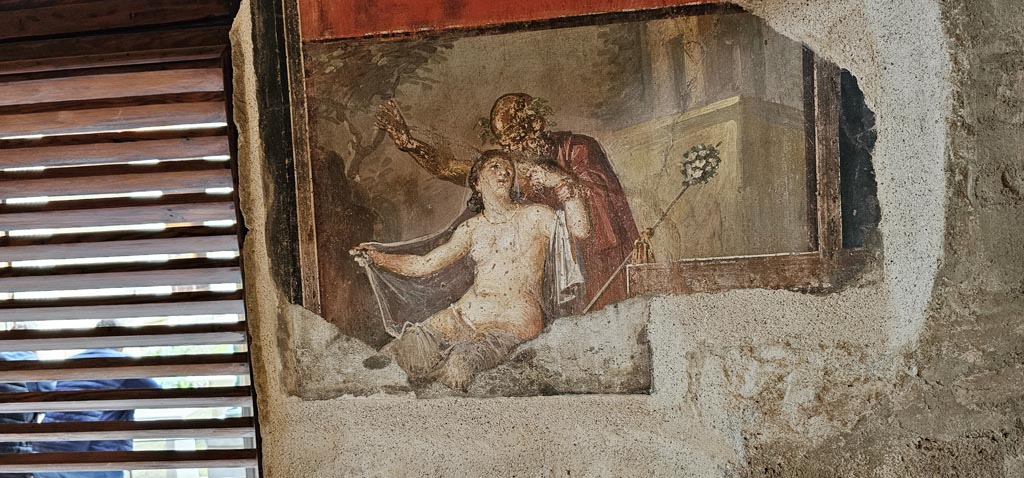 VI.15.1 Pompeii. December 2023. Wall painting on west side of entrance doorway, on south wall. Photo courtesy of Miriam Colomer.