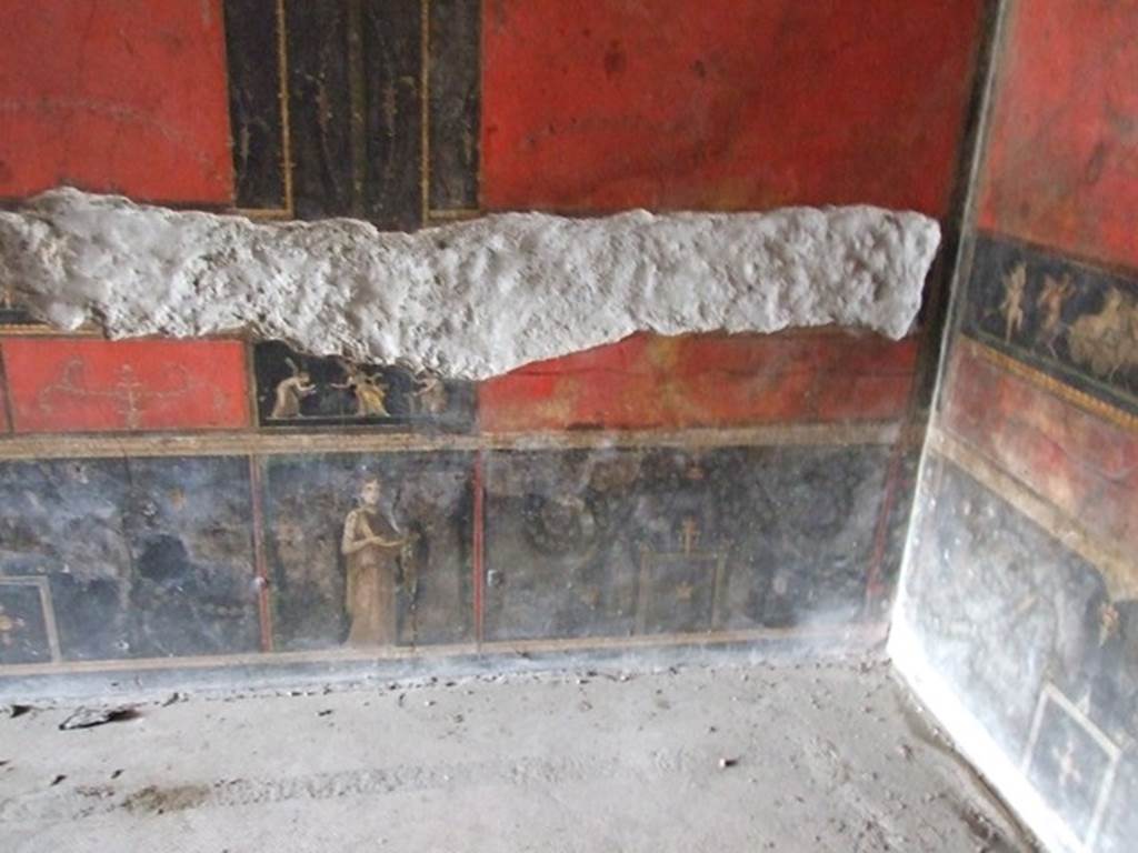 VI.15.1 Pompeii. December 2006. West wall in north-west corner. Above is a wall painting of three Psychai gathering flowers. Below is a female figure or priestess holding implements of sacrifice.