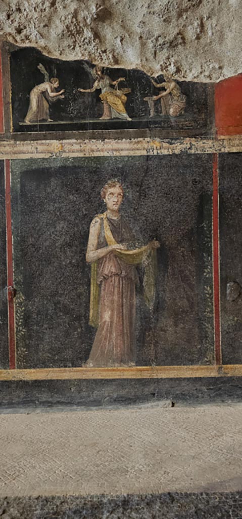VI.15.1 Pompeii. December 2023.
Predella and zoccolo at north end of west wall. Photo courtesy of Miriam Colomer.