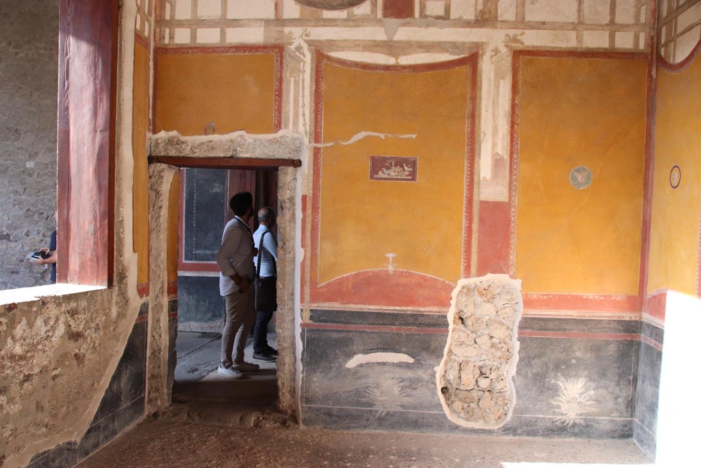 VI.15.1 Pompeii. October 2023.
Looking towards north wall of ala i, with doorway into north exedra (room p). Photo courtesy of Klaus Heese.