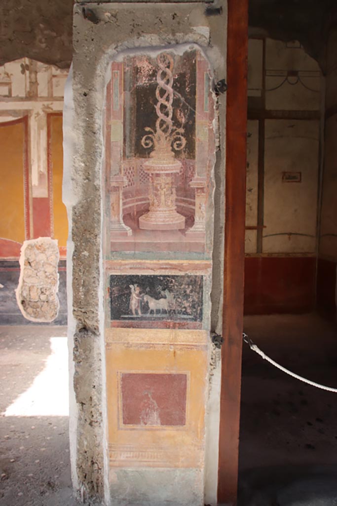 VI.15.1 Pompeii. October 2023.
Painted panels on atrium wall between doorway to north ala, on left, and bedroom, on right.
Photo courtesy of Klaus Heese.