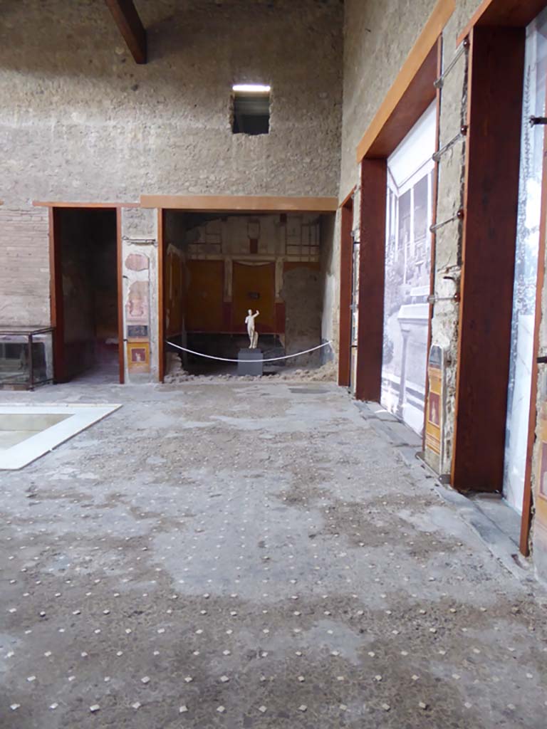 VI.15.1 Pompeii. January 2017.
Looking south across west end of atrium from north ala, towards south ala.
Foto Annette Haug, ERC Grant 681269 DÉCOR.