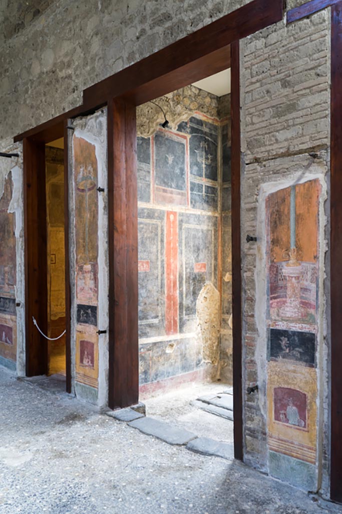 VI.15.1 Pompeii. March 2023.
Looking east towards north side of entrance vestibule (a) and doorway and vestibule (b), from atrium (c).
Photo courtesy of Johannes Eber.