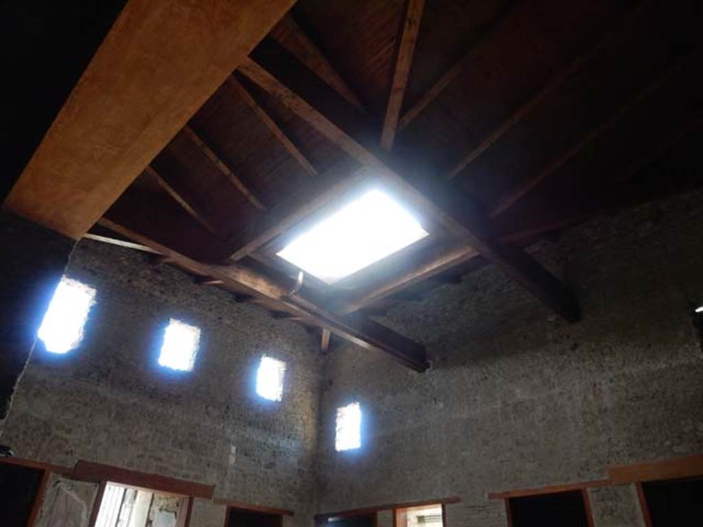 VI.15.1 Pompeii. May 2017. Upper east and south walls of atrium and roof with compluvium.
Photo courtesy of Buzz Ferebee.