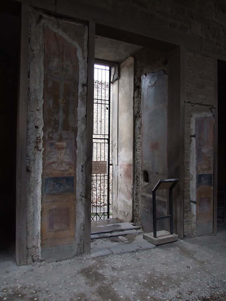 VI.15.1 Pompeii. December 2006.
Looking east towards entrance doorway and vestibule, from atrium.