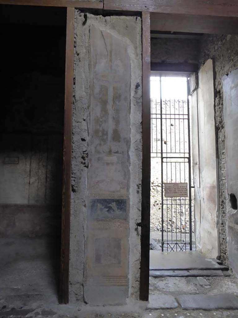 VI.15.1 Pompeii. January 2017. East wall of atrium, painted decoration from north of entrance corridor.
Foto Annette Haug, ERC Grant 681269 DÉCOR.