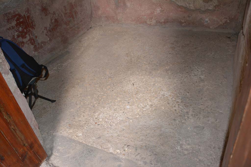 VI.15.1 Pompeii. July 2017. Looking across flooring towards north-east corner from doorway.
Foto Annette Haug, ERC Grant 681269 DÉCOR.