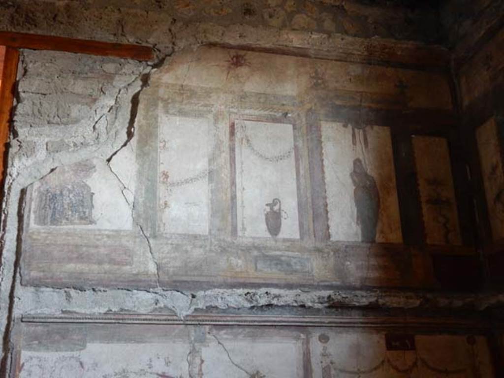VI.15.1 Pompeii. May 2017. Upper north wall of oecus on south side of atrium.
Photo courtesy of Buzz Ferebee.