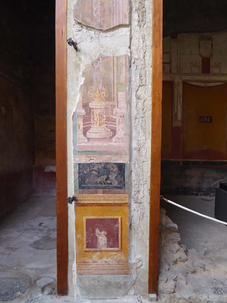 VI.15.1 Pompeii. January 2017.
Looking south in atrium towards wall between cubiculum, on left, and south ala, on right.
Foto Annette Haug, ERC Grant 681269 DÉCOR.