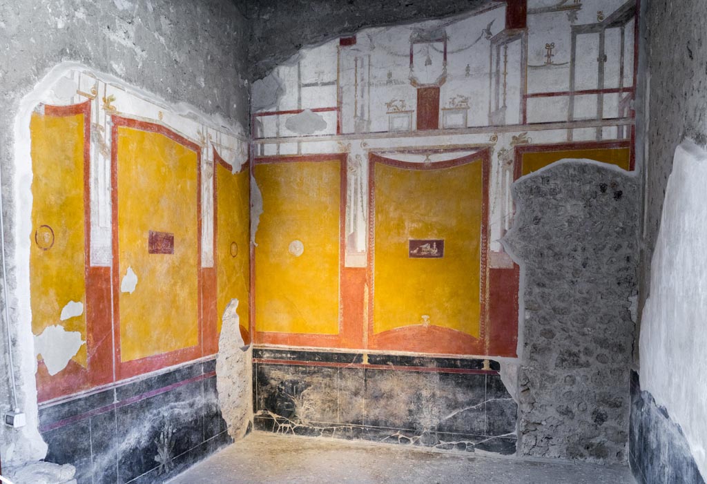 VI.15.1 Pompeii. March 2023.
Looking towards east wall, on left, and south wall, in centre, of south ala, h. Photo courtesy of Johannes Eber.