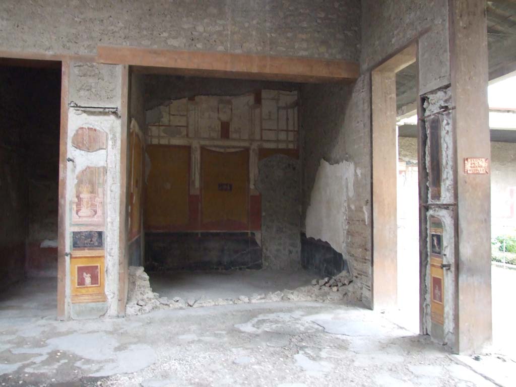 VI.15.1 Pompeii. December 2006. Ala on south side of atrium.
This room was transformed into a cupboard and closed towards the atrium, by a wall.
Also walled up was the window in the west wall looking towards the peristyle, as well as the door in the south-west corner leading into the triclinium.