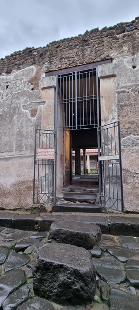 VI.15.1 Pompeii. January 2023.
Looking west through entrance doorway across atrium towards peristyle.
Photo courtesy of Miriam Colomer.