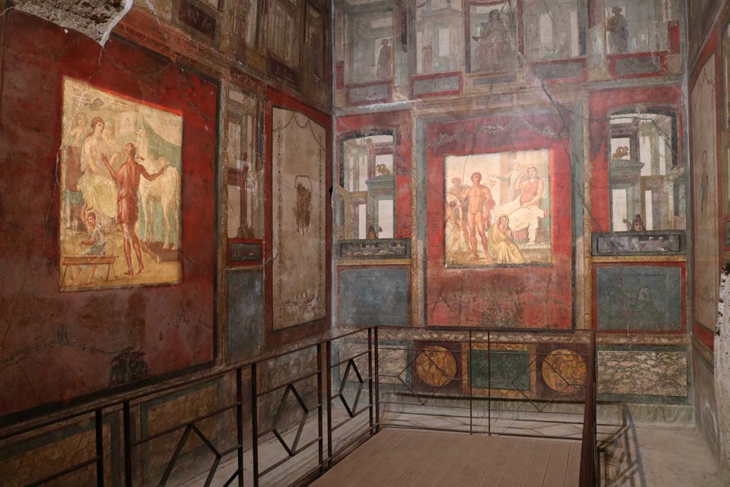VI.15.1 Pompeii. December 2018.
Looking east along north wall, on left, towards east wall, on right. Photo courtesy of Aude Durand.
