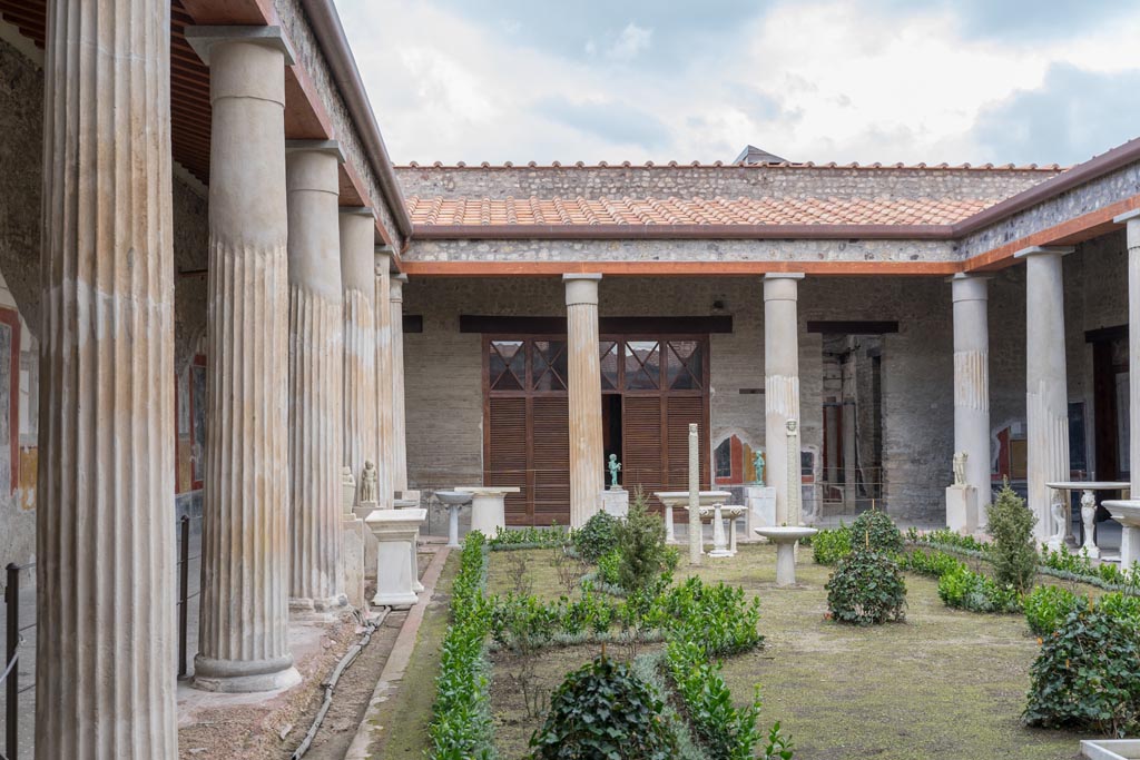 VI.15.1 Pompeii. March 2023.
Looking towards north portico, with doorway to “cupids’ room” in centre, and doorway into small courtyard and complex of rooms, on right.
Photo courtesy of Johannes Eber.