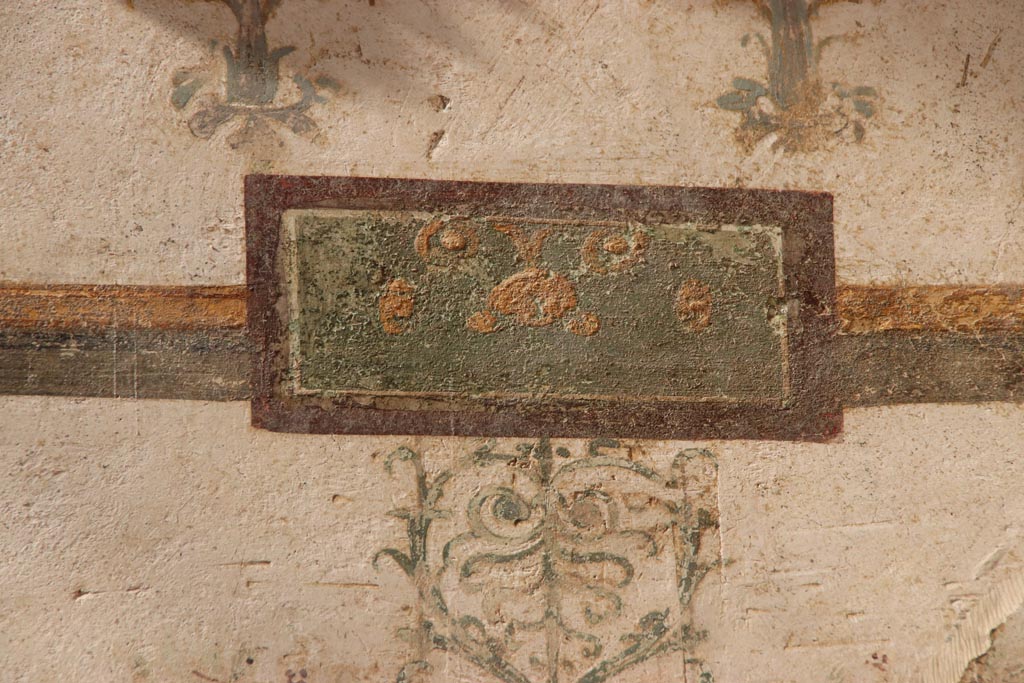 VI.15.1 Pompeii. October 2023.
Small peristyle/garden “s”, detail of painted panel from upper west wall at north end. Photo courtesy of Klaus Heese.