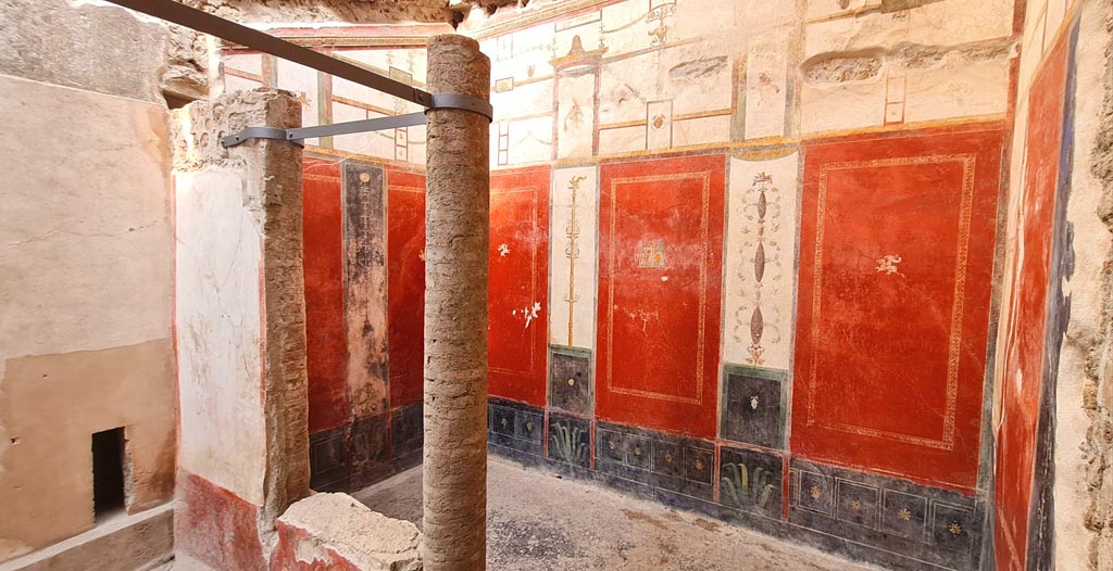 VI.15.1 Pompeii. April 2023. Peristyle garden “s”. Portico and north wall.
Looking north-west. Photo courtesy of Giuseppe Ciaramella.