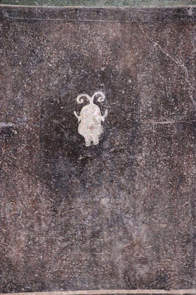 VI.15.1 Pompeii. October 2023.
North wall of small courtyard/peristyle garden “s”, detail from panel below candelabra. Photo courtesy of Klaus Heese.