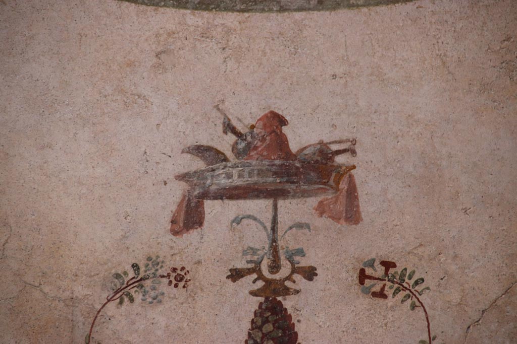 VI.15.1 Pompeii. October 2023.
North wall of small courtyard/peristyle garden “s”, detail from top of candelabra. Photo courtesy of Klaus Heese.