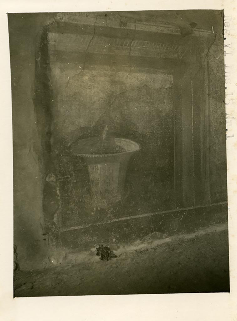 VI.15.1 Pompeii. Pre-1937-39. Painting of vase/fountain on zoccolo, perhaps from west wall.
Photo courtesy of American Academy in Rome, Photographic Archive. Warsher collection no. 1660.