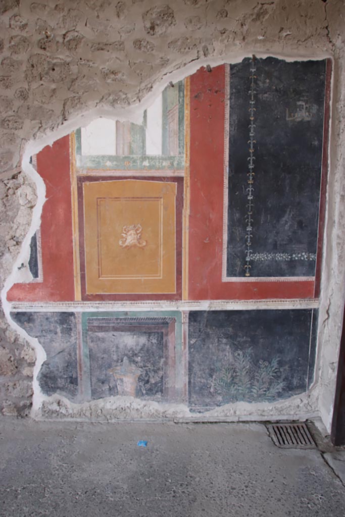VI.15.1 Pompeii. October 2023.
West wall of peristyle, in north-west corner. Photo courtesy of Klaus Heese.