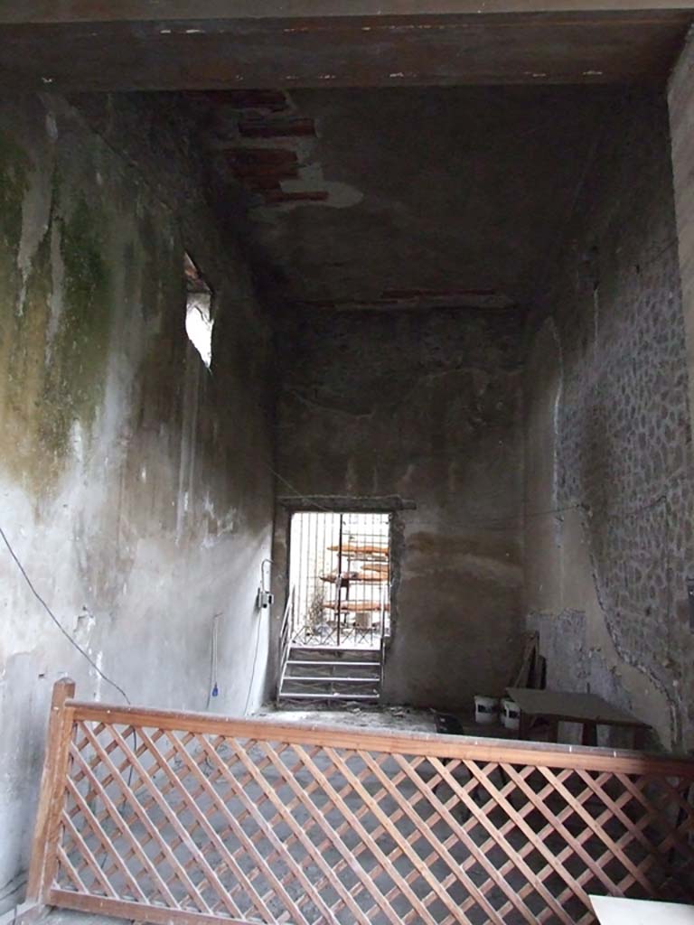 VI.15.1 Pompeii. December 2006. Looking north in room in north-west corner of peristyle. (PPM – room r).
According to Garcia y Garcia, the doorway in the north wall of this room was opened to aid the carrying away of the debris from the 1943 bombing.
This is a modern doorway.
See Garcia y Garcia, L., 2006. Danni di guerra a Pompei. Rome: L’Erma di Bretschneider. (p.96).